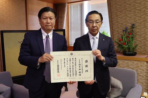 寄附受入に伴う感謝状贈呈に出席する知事