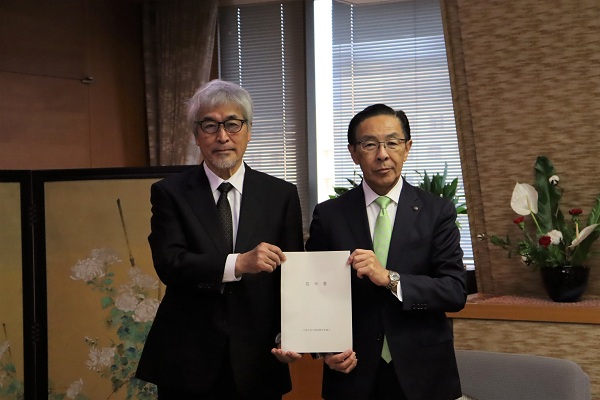 京都府特別職報酬等審議会からの答申に出席する知事