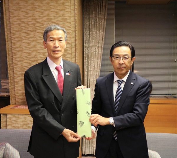 台北駐大阪経済文化弁事処処長の表敬訪問に出席する知事