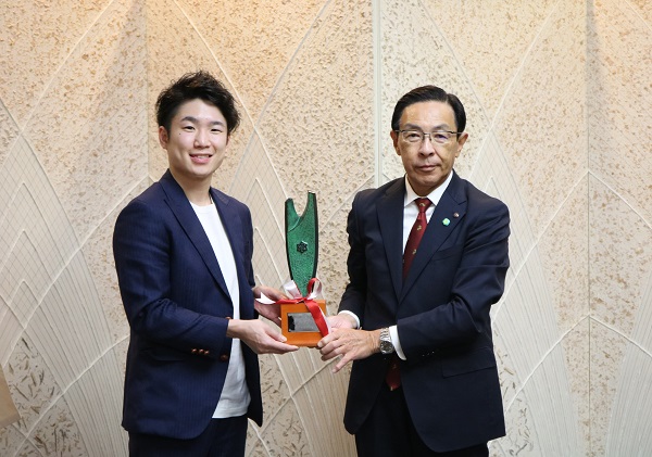 「京都府スポーツ賞特別奨励賞」表彰式に出席する知事