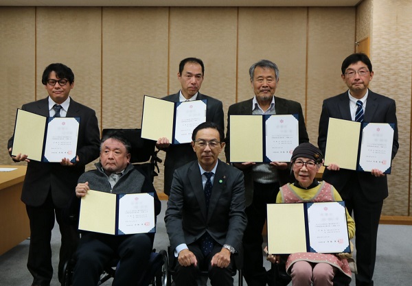 「京都府認知症応援大使」の委嘱式に出席する知事