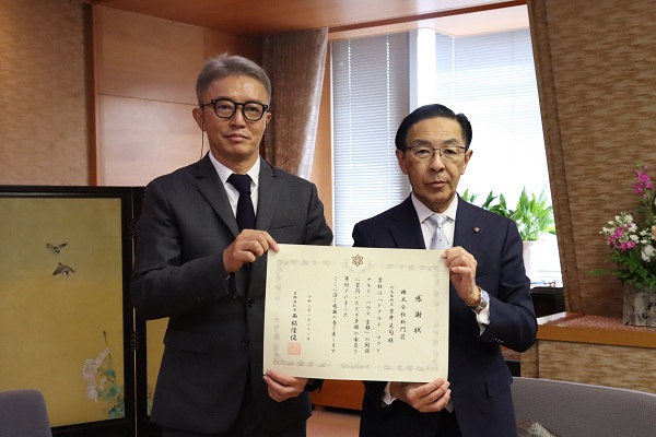 ドナルド・マクドナルド・ハウス京都 開設資金寄附の受入に出席する知事