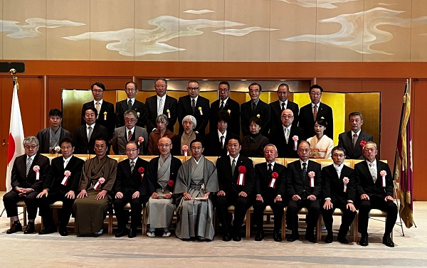 令和5年度京都府産業功労者等表彰式に出席する知事