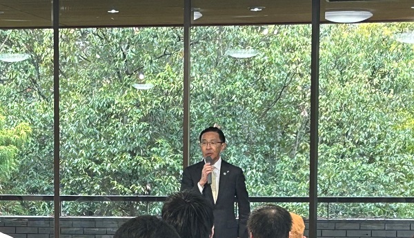 京都府立植物園で婚活イベントに出席する知事