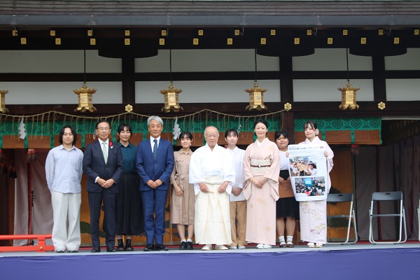 北野大茶会に出席する知事
