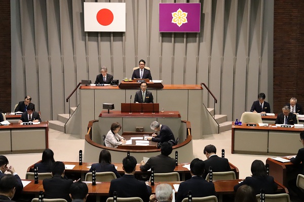 2月府議会定例会に出席する知事