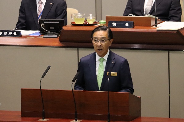 5月府議会臨時会に出席する知事