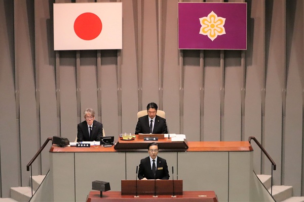 6月府議会定例会に出席する知事