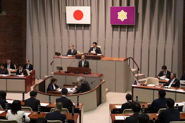 9月府議会定例会に出席する知事
