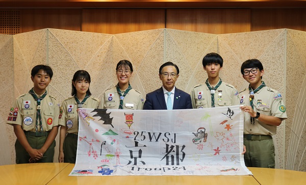 日本ボーイスカウト京都連盟のスカウトの表敬訪問に出席する知事