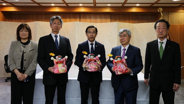 ロボット観光大使に京人形衣装貸与式に出席する知事