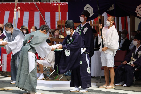 祇園祭・前祭の山鉾巡行に出席する知事