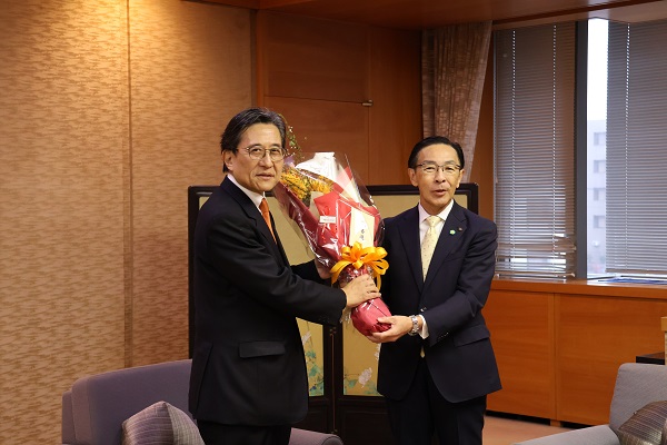京都市長選挙当選者の来庁に出席する知事