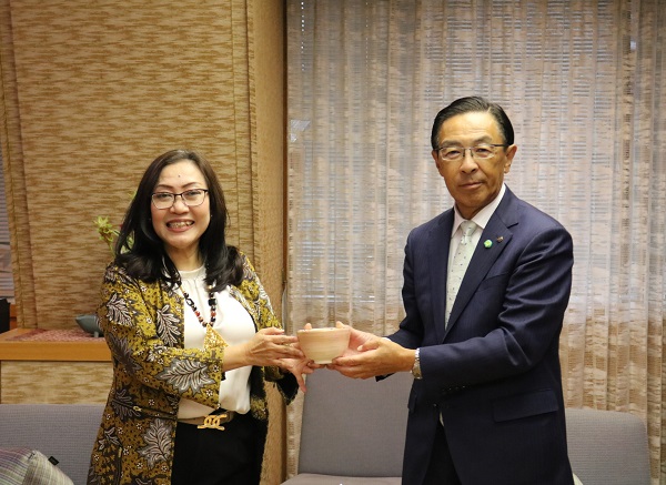 在大阪インドネシア共和国総領事の表敬訪問に出席する知事