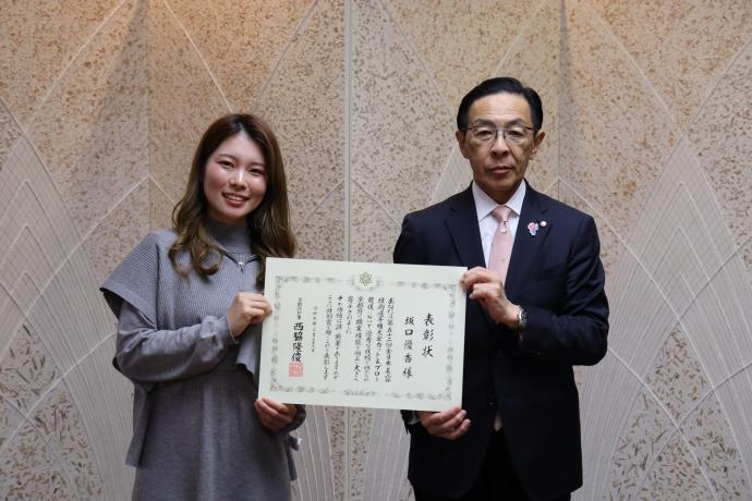 「技能大会優勝者京都府特別賞」表彰式に出席する知事