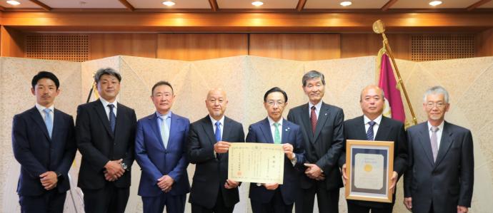 京都府造園協同組合への感謝状贈呈式に出席する知事