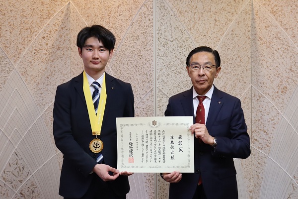 「技能大会優勝者京都府特別賞」表彰式に出席する知事