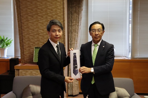 在大阪タイ王国総領事の表敬訪問に出席する知事