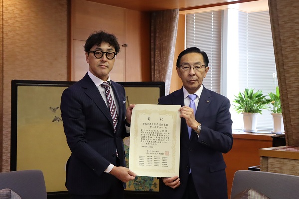 「優秀将来世代応援企業賞」表彰式に出席する知事