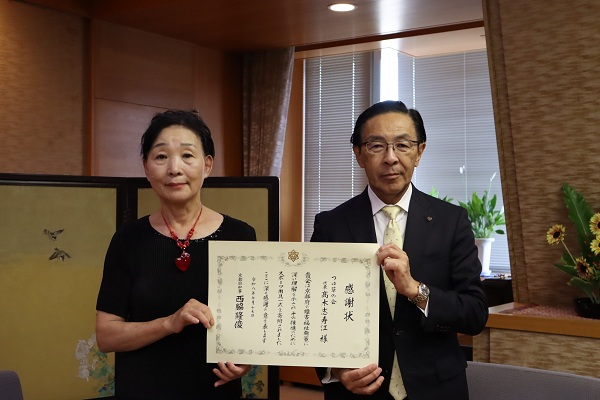 寄附受入に伴う感謝状贈呈に出席する知事