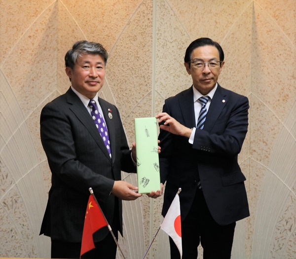 在大阪中華人民共和国総領事の表敬訪問に出席する知事