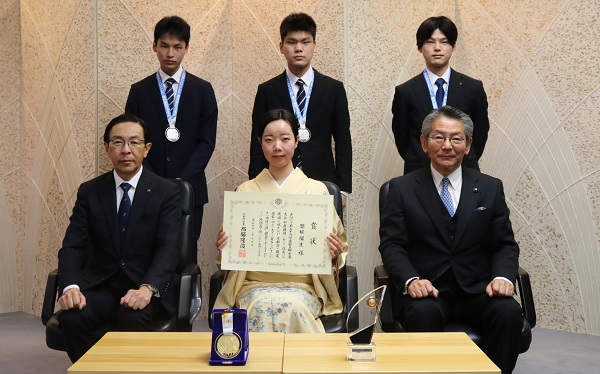 「技能大会優勝者京都府特別賞」授与式に出席する知事
