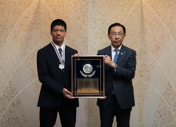「京都府スポーツ賞特別栄誉賞」表彰式に出席する知事