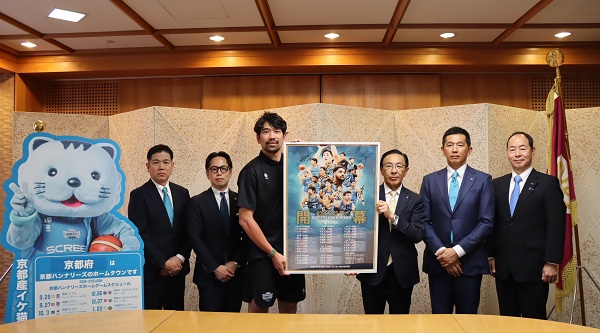 京都ハンナリーズの表敬訪問に出席する知事
