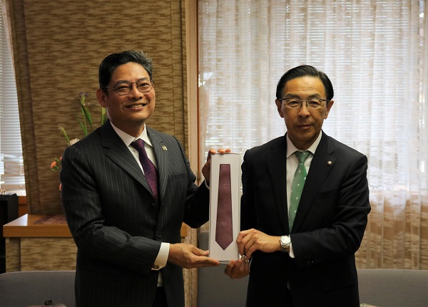 在大阪タイ王国総領事の表敬訪問に出席する知事