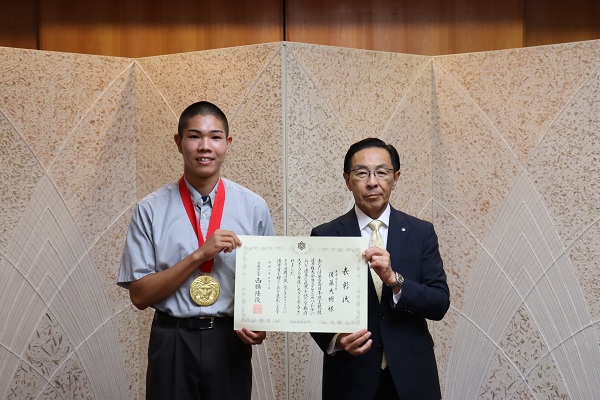 京都府スポーツ賞「優秀賞」表彰式に出席する知事