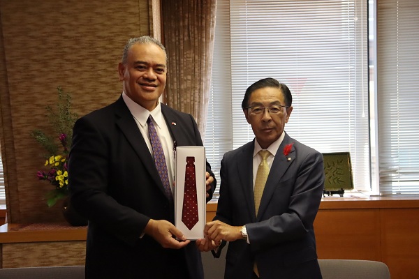 駐日トンガ王国特命全権大使の表敬訪問に出席する知事