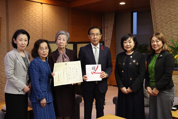 ドナルド・マクドナルド・ハウス京都 開設資金寄附の受入に出席する知事