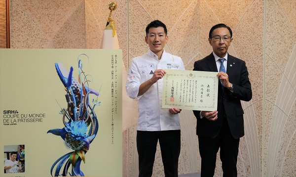 「技能大会優勝者京都府特別賞」表彰式に出席する知事