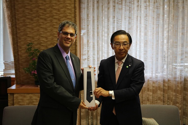 在大阪・神戸米国総領事の表敬訪問に出席する知事