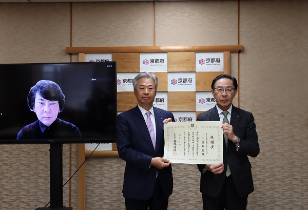 寄附受入に伴う感謝状贈呈に出席する知事