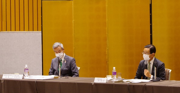 京都府商工会議所連合会との懇談会に出席する知事
