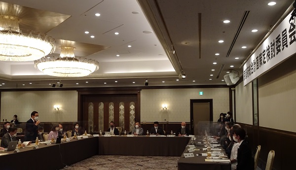 第1回京都府総合計画策定検討委員会に出席する知事