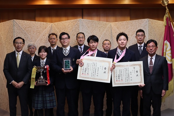 京都府立農芸高等学校が来庁に出席する知事