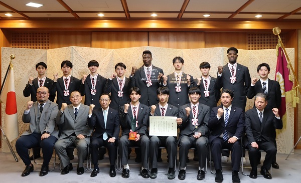 京都府スポーツ特別奨励賞 表彰式に出席する知事