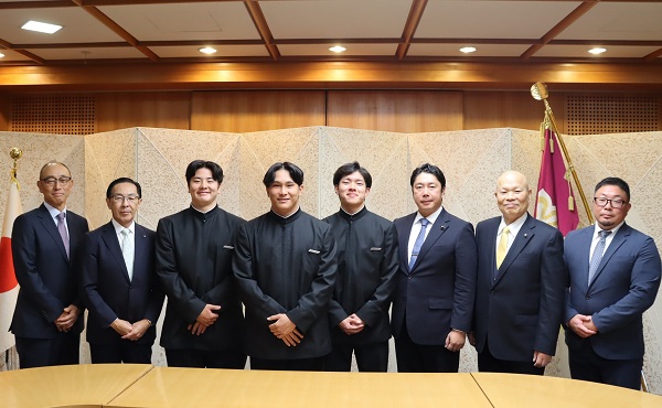 京都成章高等学校男子ラグビーフットボール部が来庁に出席する知事
