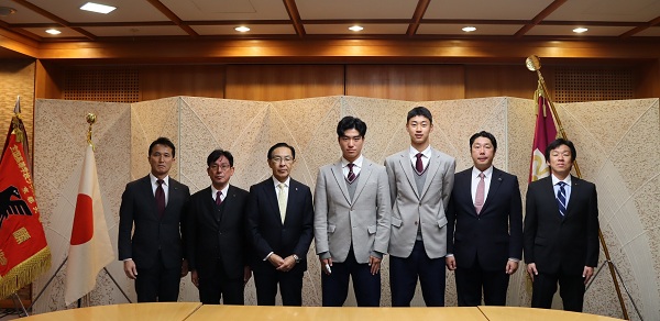 京都橘高等学校男子サッカー部が来庁に出席する知事