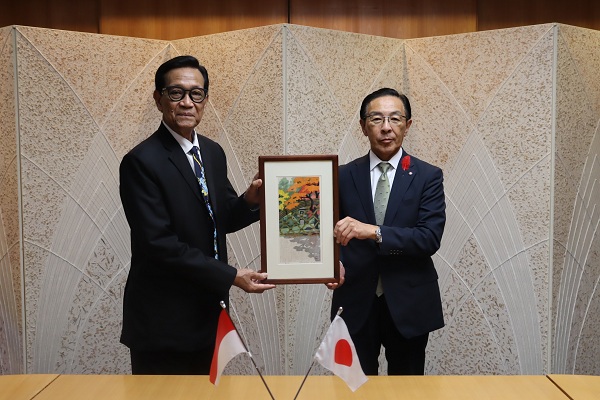 ジョグジャカルタ特別区知事の表敬訪問に出席する知事