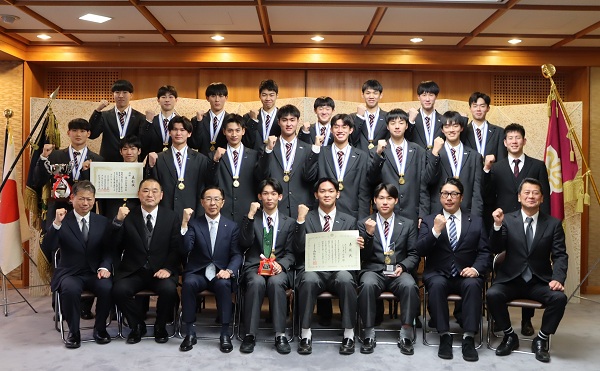 京都府スポーツ賞「優秀賞」表彰式に出席する知事