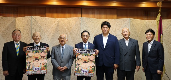 大相撲京都場所実行委員会の表敬訪問に出席する知事