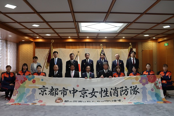 全国女性消防操法大会京都府代表の激励会に出席する知事