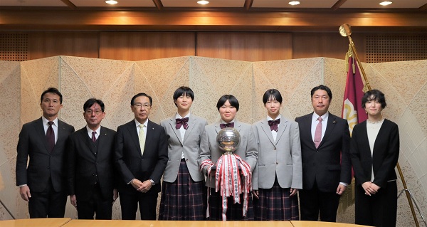 京都橘高等学校女子バレーボール部が来庁に出席する知事