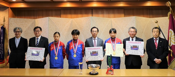 「京都府スポーツ賞 優秀賞」表彰式に出席する知事