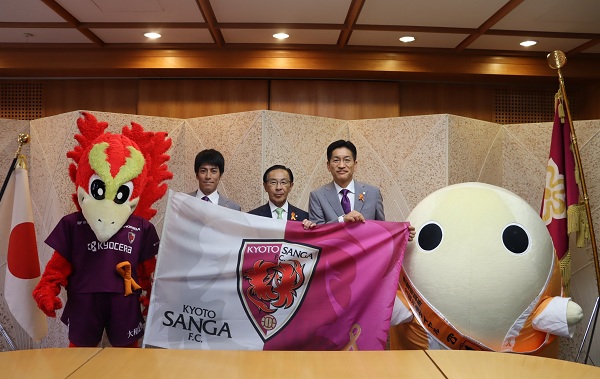 京都サンガF.C.オレンジリボンキャンペーン大使任命式に出席する知事