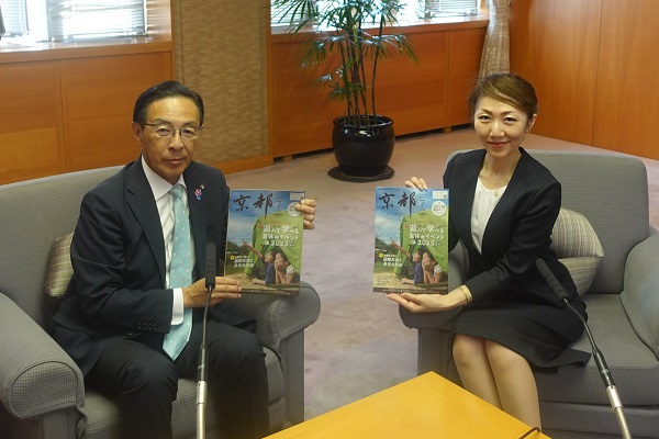 「Kyoto Child Smile(エフエム京都)」の収録に出席する知事