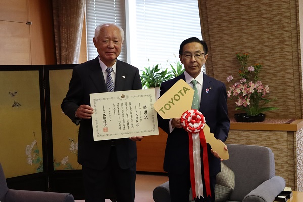 寄附受入に伴う感謝状贈呈に出席する知事